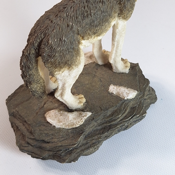 Vintage Lone Wolf Standing On A Rock Sculpture Figurine - Picture 6 of 8